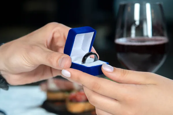 Een Man Geeft Een Vrouw Een Slimme Ring Romantisch Diner — Stockfoto
