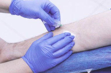 Tıbbi teknoloji uzmanı bir kan yapıyor çizmek için hasta Hizmetleri.