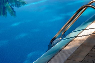 Lüks tropik tatil köyünde yüzme havuzu. Lüks tropikal tatil beldesindeki plaj salonlarıyla yüzme havuzu..