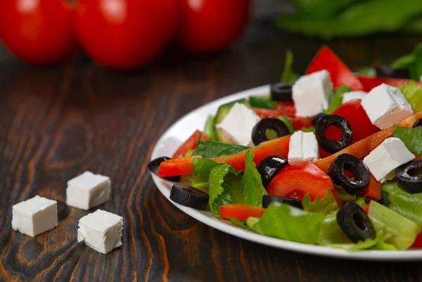 Řecký Salát Zeleninový Salát Rajčaty Okurkou Salátovými Listy Sýrem Feta — Stock fotografie