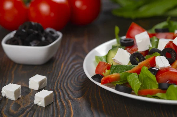 新鮮な野菜と伝統的なギリシャのサラダ フェタチーズ 黒オリーブ ギリシャのサラダ油を調理するための成分 タイム チェリートマト キュウリ — ストック写真