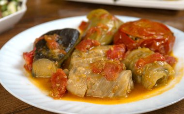 Lahana, patlıcan, domates ve biberli Dolma. Et, pirinç ve sebzeli lahana ruloları. Geleneksel Kafkas, Osmanlı, Türk mutfağı..