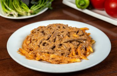 Soslu geleneksel Rus bifteği, kızarmış patatesle servis ediliyor..