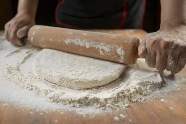 Kuchař Válí Těsto Válečkem Stole Ruce Detailní Vaření Těstoviny Chléb — Stock fotografie