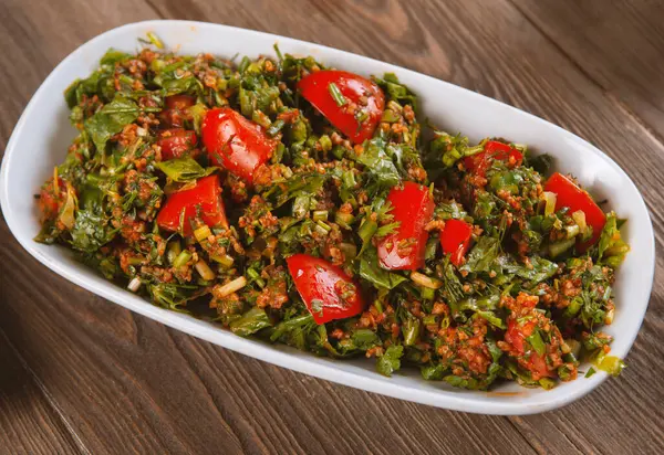 Orientalischer Tabbouleh Salat Auf Einem Holztisch — Stockfoto
