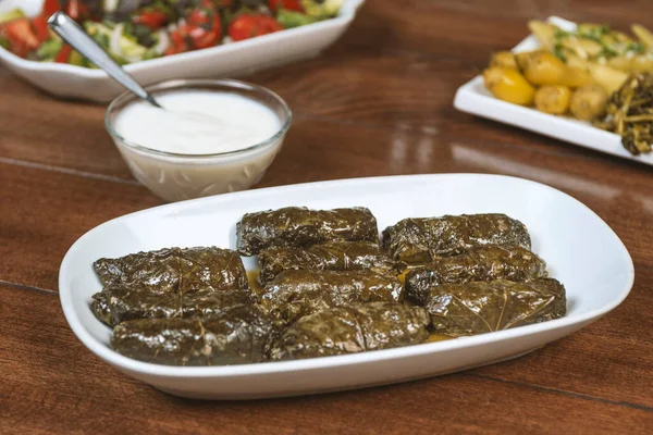 Dolma Tolma Sarma Gevulde Druivenbladeren Met Rijst Vlees Armeense Georgische — Stockfoto