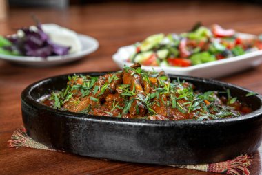 Beyaz arka planda, büyük bardakta latte macchiato. Süt katmanlı sütlü kahve bardağı. Minimalizm. Boşluğu kopyala