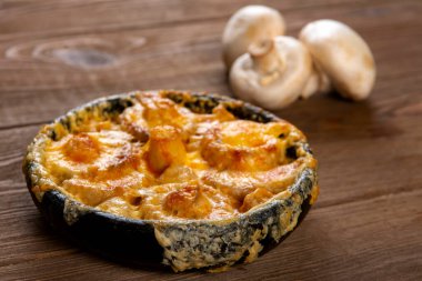 Julienne, tahta bir masada peynir ve şampiyonlarla. Ev yapımı yemek. Sağlıklı beslenme.