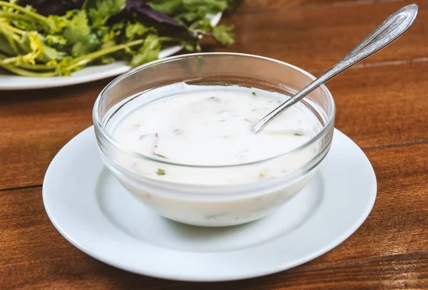Yoghurtsoep Met Kruiden Een Bord Een Houten Tafel Kuuroorden — Stockfoto