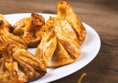 Beyaz bir tabakta kızarmış khinkali. Gürcü mutfağı..