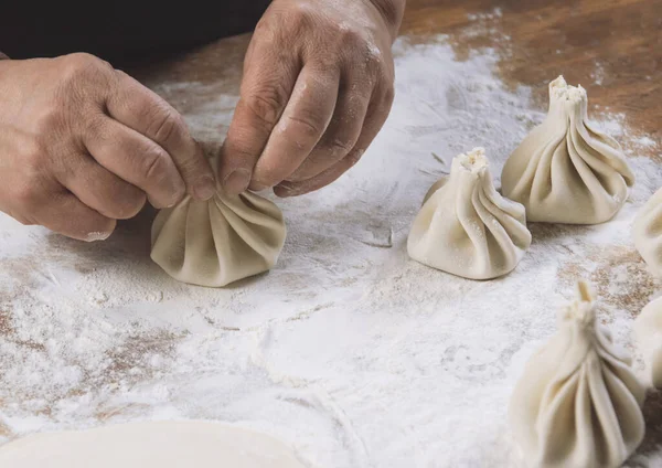 Chefkoch Kocht Chinkali Auf Holztisch Prozessvorbereitung Georgische Mahlzeit Ernährungskonzept — Stockfoto