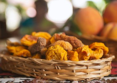 Kurumuş meyve ve taze şeftali meyveleri sepette yapraklar ve kırsal arka plan