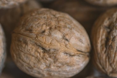 Yığında bir sürü ceviz var. Taze ceviz arkaplanı..