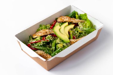 Avokadolu sağlıklı tavuk salatası, paket servis ya da yemek servisi için..