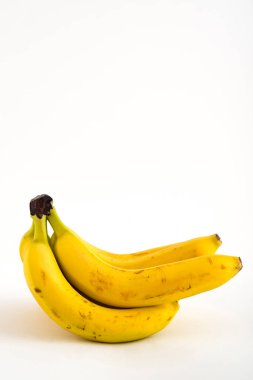 Beyaz arka planda izole edilmiş bir grup olgun meyve muzu.