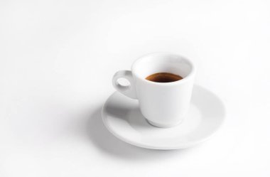 Beyaz arka planda çikolatalı beyaz kahve fincanı, bir fincan espresso..