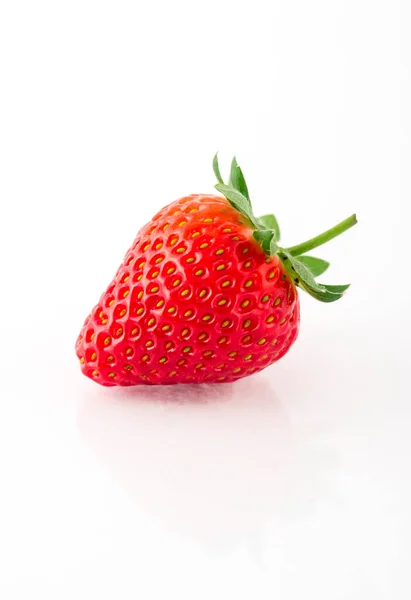 Frische Bio Erdbeeren Auf Einer Weißen Reflektierenden Oberfläche Nahaufnahme — Stockfoto