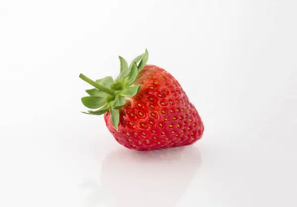 Frische Bio Erdbeeren Auf Einer Weißen Reflektierenden Oberfläche Nahaufnahme — Stockfoto