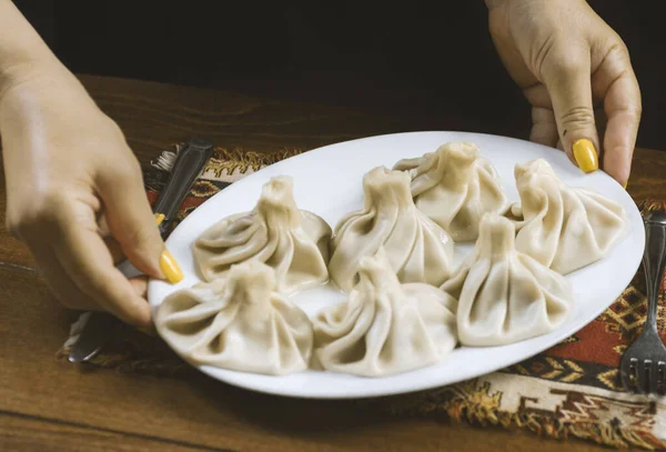 Kelner Przynosi Talerz Khinkali Georgian Kuchni — Zdjęcie stockowe