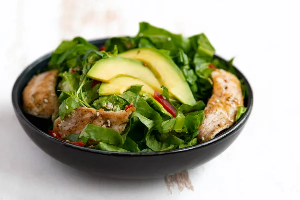 健康的蔬菜布丁碗沙拉 白盘上有炸鸡和鳄梨 辣椒和生菜 — 图库照片
