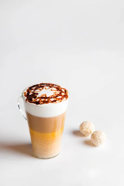 Latte Macchiato Într Pahar Înalt Fundal Alb Cafenea Latte Stratificată — Fotografie, imagine de stoc