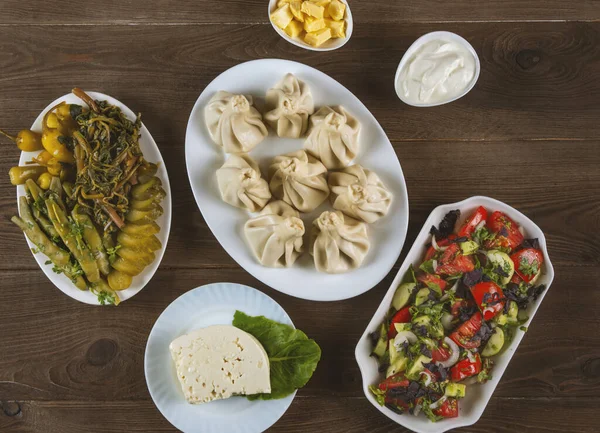 Georgische Küche Mit Khinkali Käse Essiggurken Und Salat Auf Dem — Stockfoto