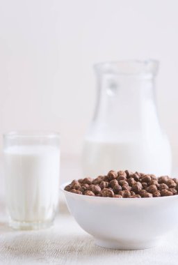 Kahvaltı: Çikolata topları, taze inek sütü, seçici odak