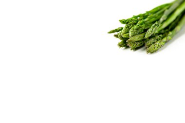 Beyaz arka planda bir demet taze kuşkonmaz.