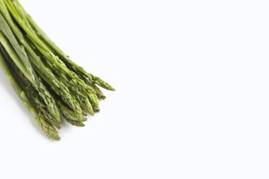 Beyaz arka planda kuşkonmaz. Beyaz üzerine taze yeşil kuşkonmaz.