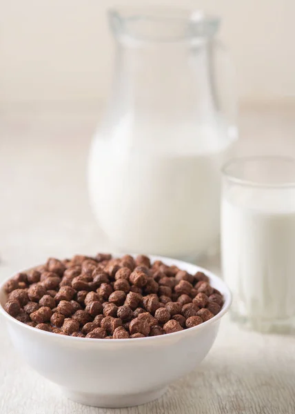 Cuenco Con Bolas Maíz Chocolate Leche Sobre Fondo Madera Blanca — Foto de Stock