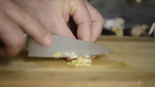 Man Knife Cuts Garlic Small Pieces — Vídeo de stock