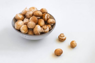 Beyaz arka planda kasede mantar şampiyonu