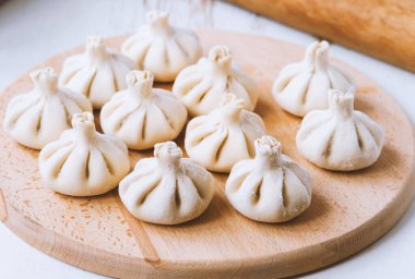 Çiğ donmuş khinkali mutfağı. Khinkali hazırlama süreci. Yakın çekim.