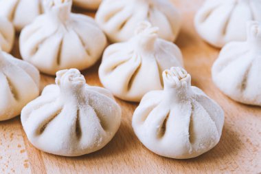 Ünlü Gürcistan yemeği khinkali kopyalama alanı ile tahtayı keserken açıldı