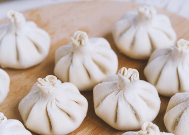 Ünlü Gürcistan yemeği khinkali kopyalama alanı ile tahtayı keserken açıldı