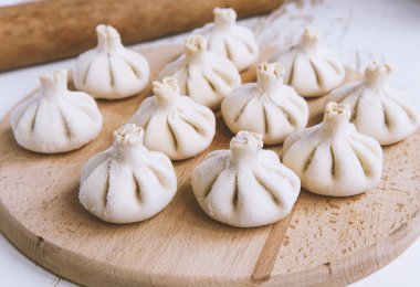 Çiğ donmuş khinkali mutfağı. Khinkali hazırlama süreci. Yakın çekim.