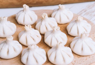 Çiğ donmuş khinkali mutfağı. Khinkali hazırlama süreci. Yakın çekim.