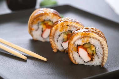 Pilavlı suşi, yengeç, salatalık, avokado, tobiko, yılan balığı. Suşi menüsü. Japon yemeği..