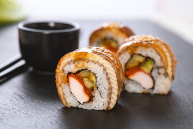 Pilavlı suşi, yengeç, salatalık, avokado, tobiko, yılan balığı. Suşi menüsü. Japon yemeği..