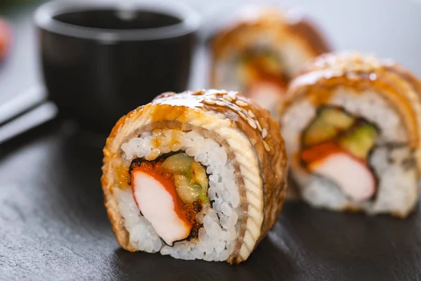 Rouleau Sushi Avec Riz Crabe Concombre Avocat Tobiko Anguille Menu — Photo