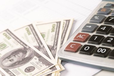 Para dolarları ve hesap makinesi, ekonomi konsepti, para dağılımı. Avro. Covid-19 salgınından sonraki kriz. Dolar düşüyor ya da yükseliyor.