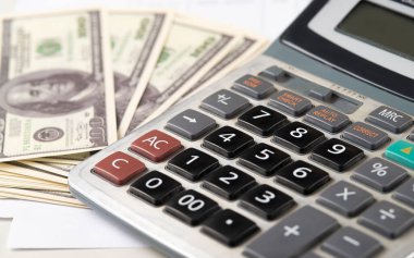 Para dolarları ve hesap makinesi, ekonomi konsepti, para dağılımı. Avro. Covid-19 salgınından sonraki kriz. Dolar düşüyor ya da yükseliyor.