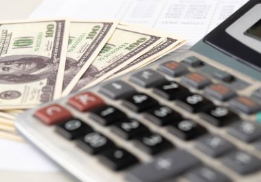 Para dolarları ve hesap makinesi, ekonomi konsepti, para dağılımı. Avro. Covid-19 salgınından sonraki kriz. Dolar düşüyor ya da yükseliyor.