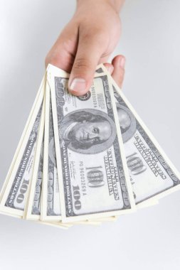 Para sayan adam, ekonomi konsepti, para tahsisi. Covid-19 salgınından sonra kriz. Euro düşüyor veya yükseliyor.