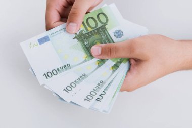 Para sayan adam, ekonomi konsepti, para tahsisi. Covid-19 salgınından sonra kriz. Euro düşüyor veya yükseliyor.