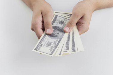Para sayan adam, ekonomi konsepti, para tahsisi. Covid-19 salgınından sonra kriz. Euro düşüyor veya yükseliyor.