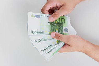 Tasarruf, finans, ekonomi ve ev konsepti. Avrupa 'yı sayan adam, covid-19 salgınından sonra kriz yaşıyor. Euro düşüyor veya yükseliyor.