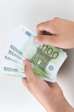 Tasarruf, finans, ekonomi ve ev konsepti. Avrupa 'yı sayan adam, covid-19 salgınından sonra kriz yaşıyor. Euro düşüyor veya yükseliyor.