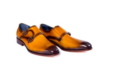 Erkeklerin klasik kahverengi deri ayakkabıları beyaz arka planda izole edilmiş, kopyalama alanı ve metin alanı ile.