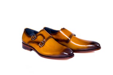 Kahverengi ayakkabılar beyaz arka planda izole edildi. Kopyalama alanı